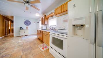 House (3 Bedrooms) | Private kitchen | Microwave, oven, stovetop, blender