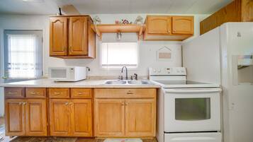 House (3 Bedrooms) | Private kitchen | Microwave, oven, stovetop, blender