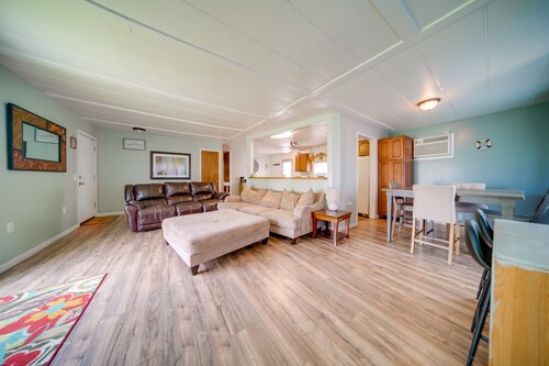 Cozy Geneva Home: Walk to Lake Erie & Main Strip!