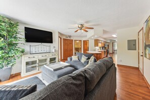 TV - Williams Bay Condo w/ Pool, Near Geneva Lake! (Williams Bay)