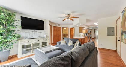 Williams Bay Condo w/ Pool, Near Geneva Lake!