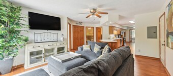 Williams Bay Condo w/ Pool, Near Geneva Lake!