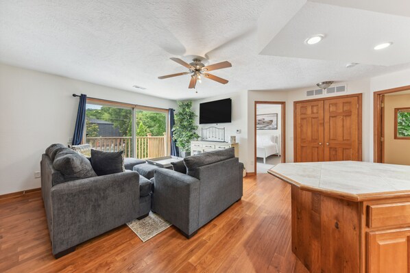 TV - Williams Bay Condo w/ Pool, Near Geneva Lake! (Williams Bay)