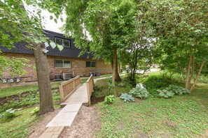 Property grounds - Williams Bay Condo w/ Pool, Near Geneva Lake! (Williams Bay)