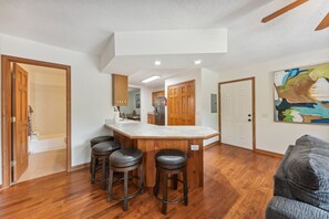 Interior - Williams Bay Condo w/ Pool, Near Geneva Lake! (Williams Bay)