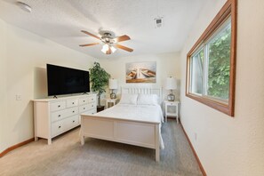 4 bedrooms, bed sheets - Williams Bay Condo w/ Pool, Near Geneva Lake! (Williams Bay)