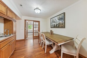 Dining - Williams Bay Condo w/ Pool, Near Geneva Lake! (Williams Bay)