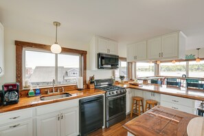 Apartment (2 Bedrooms) | Interior - Ocean-view Apt in the Heart of Southwest Harbor! (Southwest Harbor)