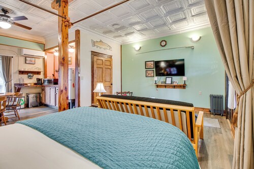 Walk to White River: Cozy Studio, Driftys Hideaway