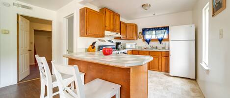 Cottage (2 Bedrooms) | Private kitchen