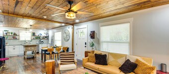 Lindale Vacation Rental w/ Deck & Grill!