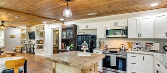 Lindale Vacation Rental w/ Deck & Grill!