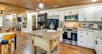 Lindale Vacation Rental w/ Deck & Grill!