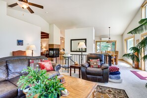 テレビ、暖炉、書庫