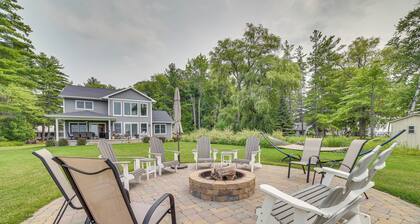 Houghton Lake Home w/ Private Dock + Kayaks!