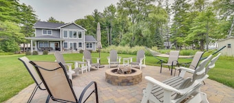 Houghton Lake Home w/ Private Dock + Kayaks!