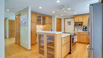 House (5 Bedrooms) | Interior