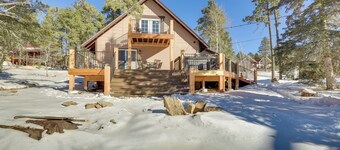 里德舒適小屋,附甲板,距滑雪坡不到 1 英里!