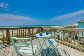 Outdoor dining - Emerald Isle Retreat - Steps Away From Beach! (Emerald Isle)