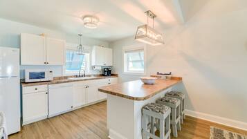 House (4 Bedrooms) | Private kitchen | Microwave, oven, stovetop, dishwasher