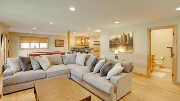 House (5 Bedrooms) | Interior