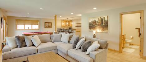 House (5 Bedrooms) | Interior