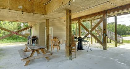 Coastal Emerald Isle Retreat w/ Deck & Grill!