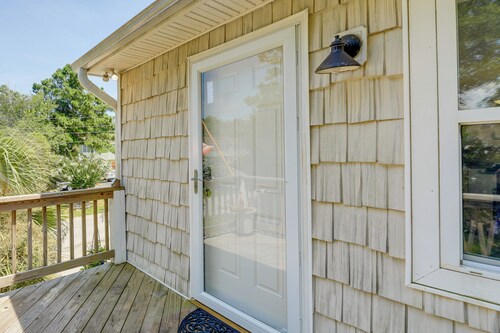 Charming Emerald Isle Escape < 1 Mi to Beach!