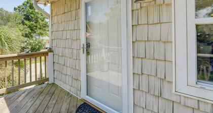 Charming Emerald Isle Escape < 1 Mi to Beach!