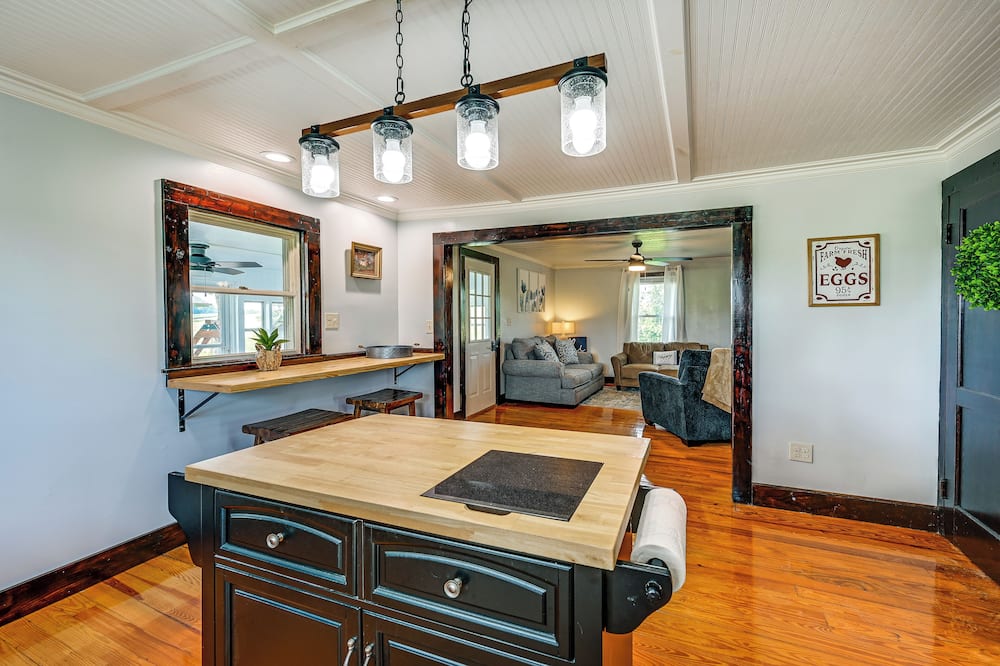 Dobson Farmhouse w/ Scenic Porch - Near Vineyards! - Ararat, NC