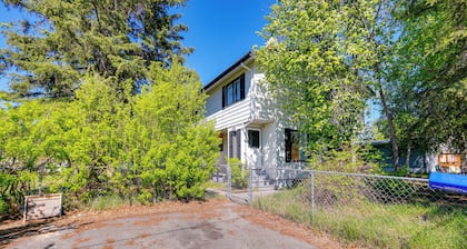 5 Mi to Museum of the North: Studio w/ Yard!