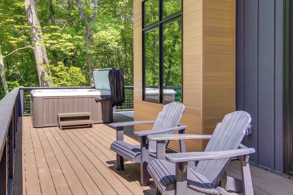 Modern Cabin w/ Hot Tub & Fire Pit in Fairview! - Fairview, NC