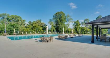 Elegant 4-season Lake Geneva Condo w/ Fireplace!