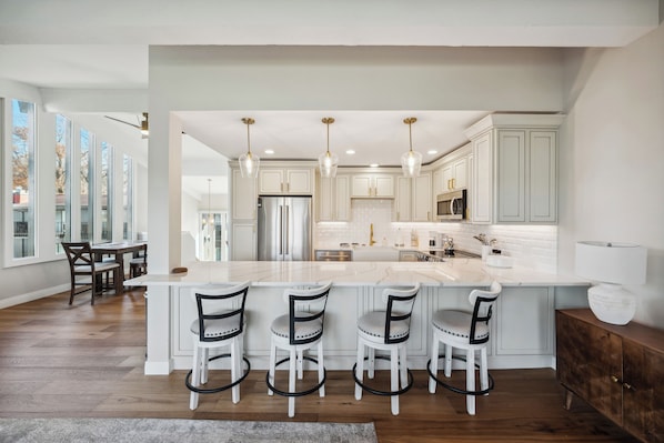 Apartment (1 Bedroom) | Interior - Elegant 4-season Lake Geneva Condo w/ Fireplace! (Lake Geneva)