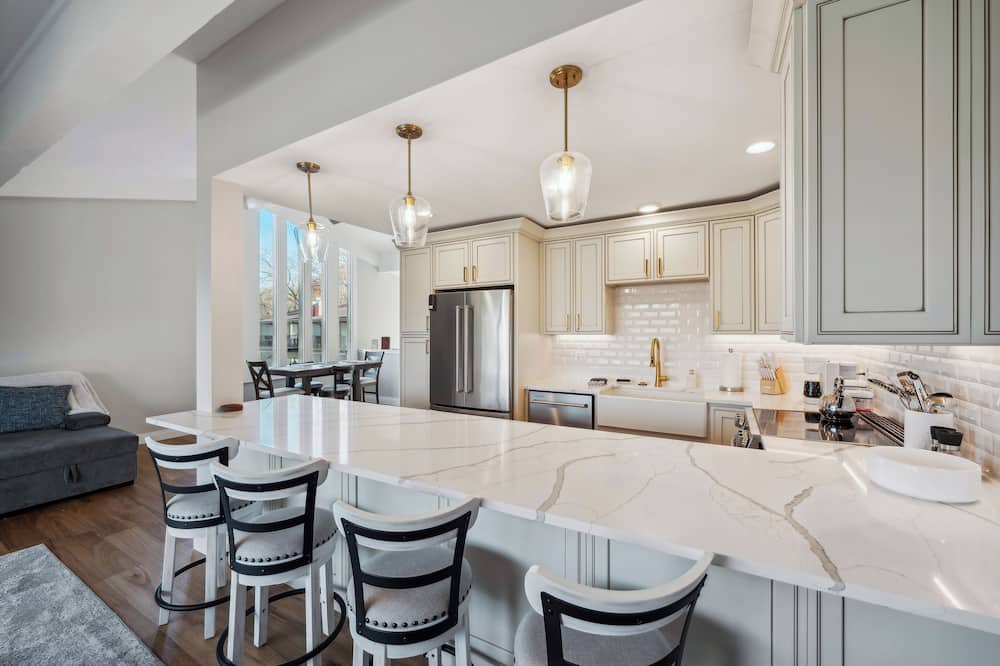 Elegant 4-season Lake Geneva Condo w/ Fireplace! - Delavan, WI