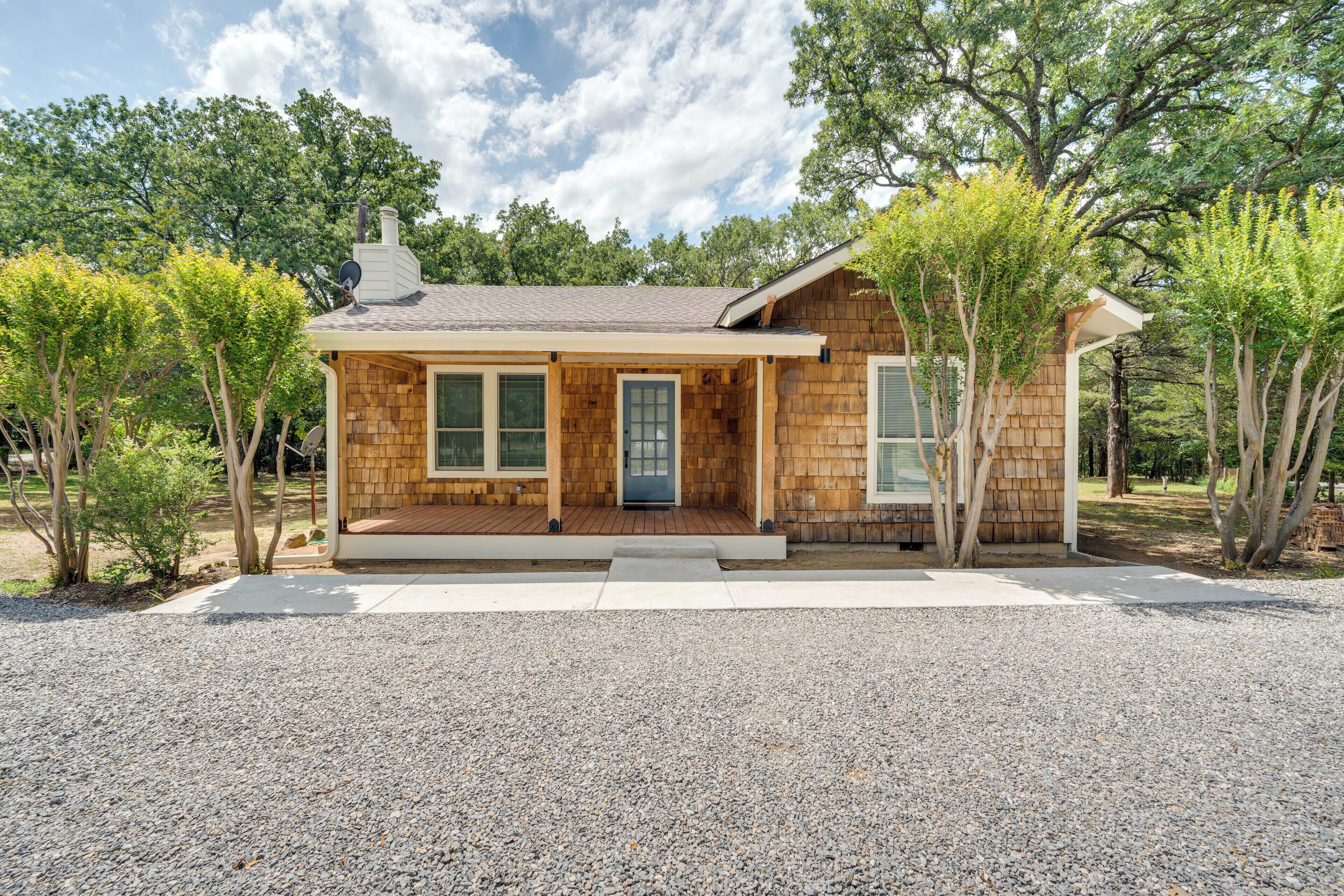 House (3 Bedrooms) | Exterior