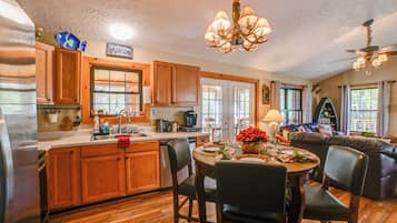 House (3 Bedrooms) | Interior