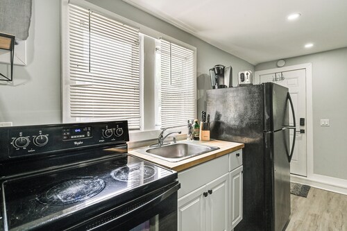 Pet-friendly Long Island Guest House: Walk to Bay!