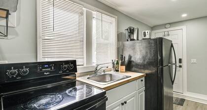 Pet-friendly Long Island Guest House: Walk to Bay!