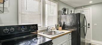 Pet-friendly Long Island Guest House: Walk to Bay!