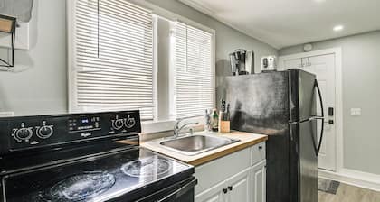 Pet-friendly Long Island Guest House: Walk to Bay!