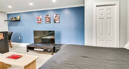 Pet-friendly Long Island Guest House: Walk to Bay!