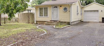 Pet-friendly Long Island Guest House: Walk to Bay!
