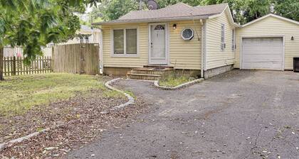Pet-friendly Long Island Guest House: Walk to Bay!