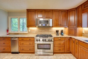 House (4 Bedrooms) | Interior - Lakefront Cadiz Home w/ Hot Tub! (Cadiz)