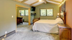3 bedrooms, laptop workspace, bed sheets - Sheboygan Vacation Home: Walk to Lake Michigan! (Sheboygan)