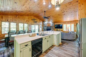 Casa (2 Bedrooms) | Cocina privada | Microondas, horno, placa de cocina y lavavajillas