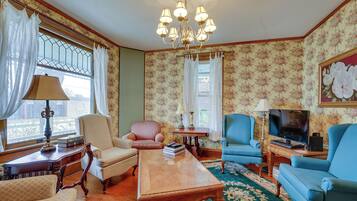 House (5 Bedrooms) | Interior