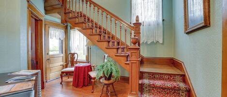 House (5 Bedrooms) | Interior