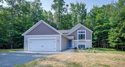 Serene Pentwater Getaway w/ Yard Near Lakes
